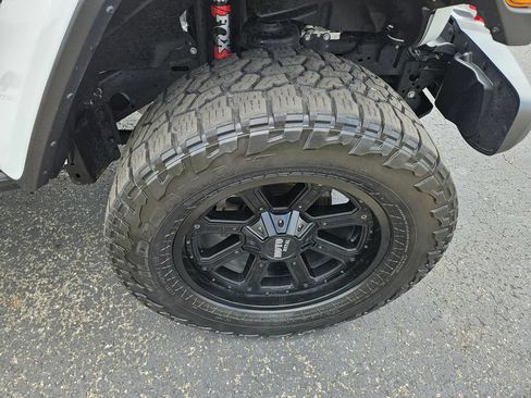 Used 2022 Jeep Gladiator Rubicon w/ Dual Top Group AWD/4WD image 12