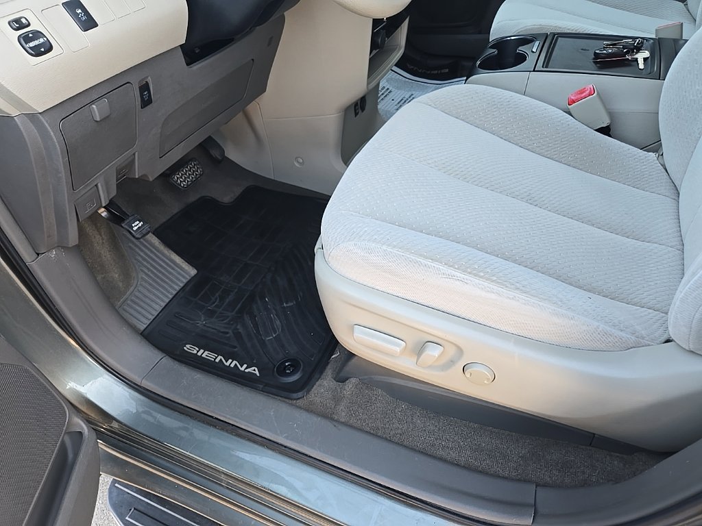 Used 2013 Toyota Sienna LE FWD image 11