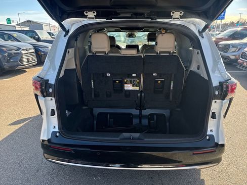 Used 2023 Toyota Sienna Limited image 7