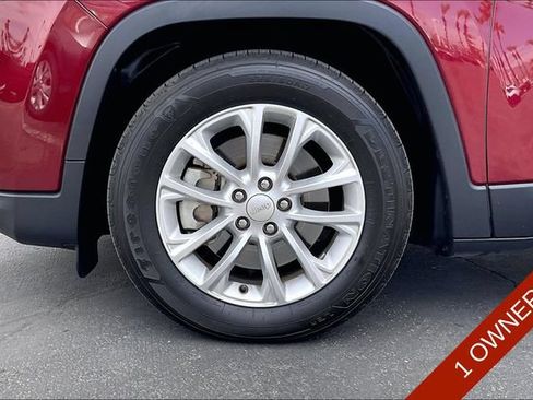 Used 2019 Jeep Cherokee Latitude w/ Popular Appearance Group FWD image 7