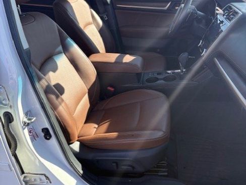 Used 2018 Subaru Outback 3.6R Touring image 16