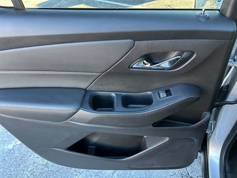 Used 2020 Chevrolet Traverse LT image 41