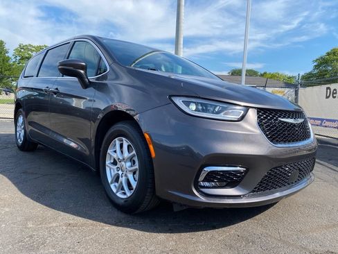 Used 2023 Chrysler Pacifica Touring-L FWD image 30