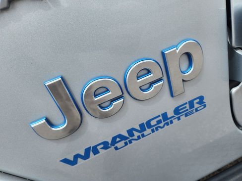 Used 2022 Jeep Wrangler Unlimited Sahara w/ Cold Weather Group AWD/4WD image 13