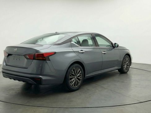 Used 2025 Nissan Altima 2.5 SV image 9