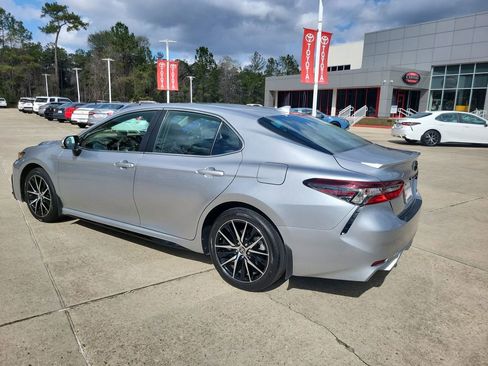 Used 2024 Toyota Camry SE w/ Convenience Package image 3