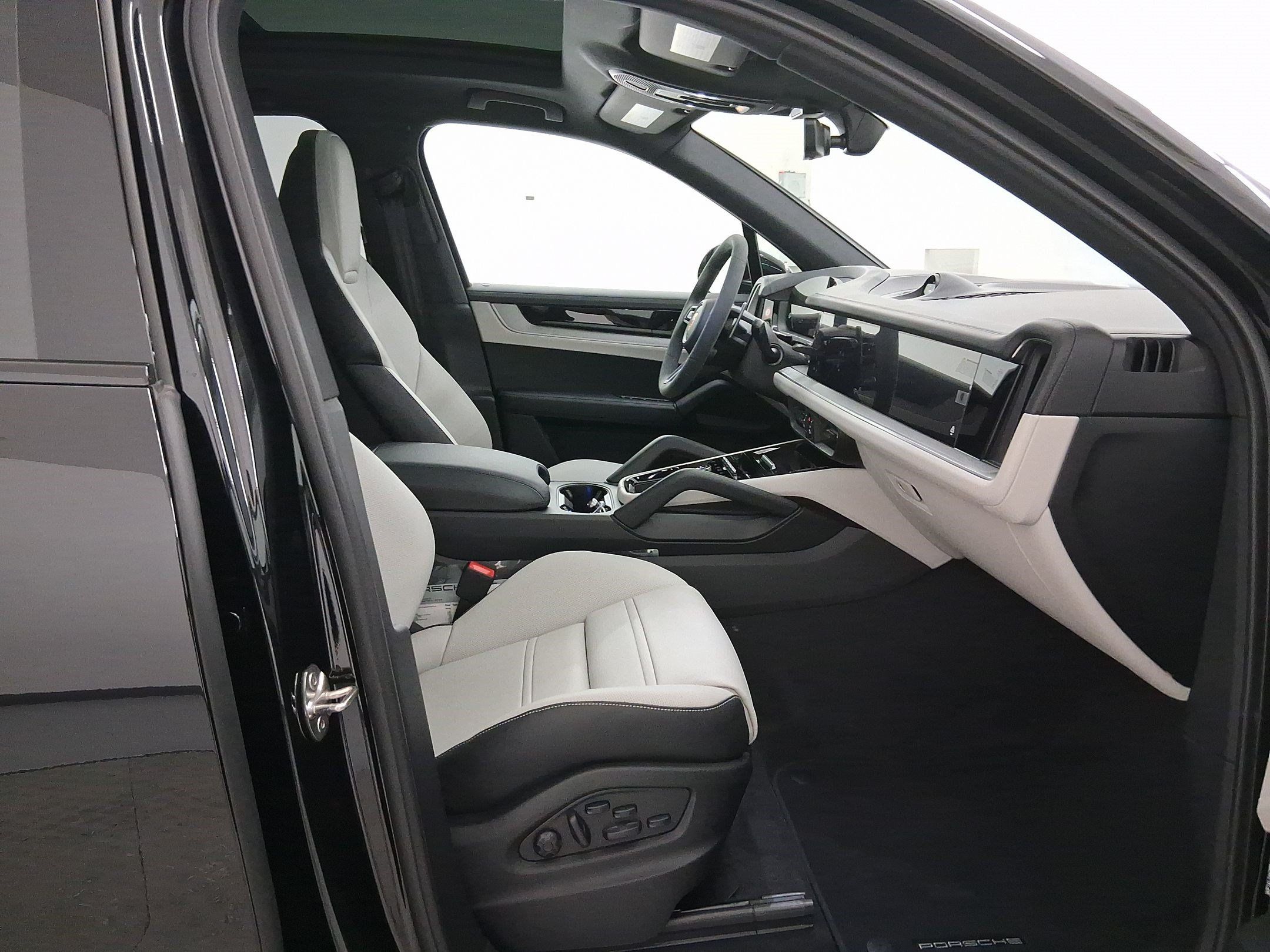 Used 2026 Porsche Cayenne S AWD/4WD image 35