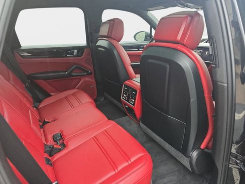 Used 2022 Porsche Cayenne AWD/4WD image 13