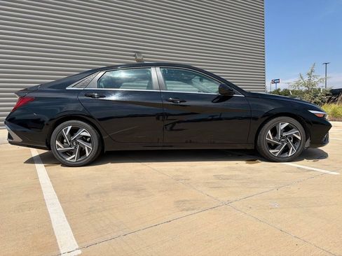 Used 2025 Hyundai Elantra SEL FWD image 2