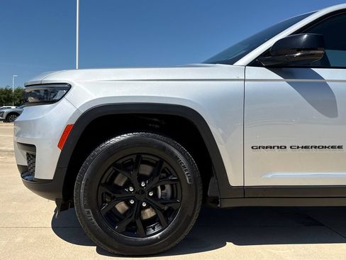 Used 2024 Jeep Grand Cherokee L Laredo AWD/4WD image 5