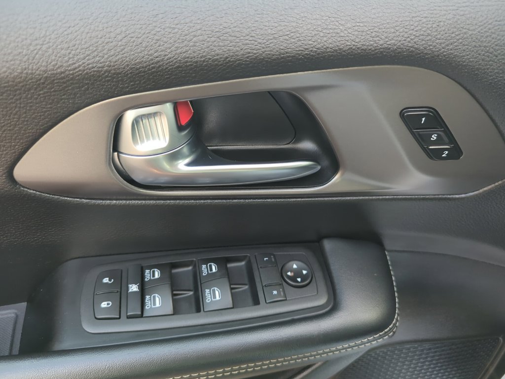 Used 2025 Chrysler Pacifica Select FWD image 41