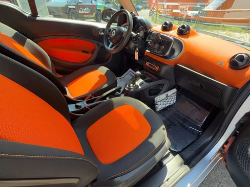 Used 2016 smart fortwo passion RWD image 18