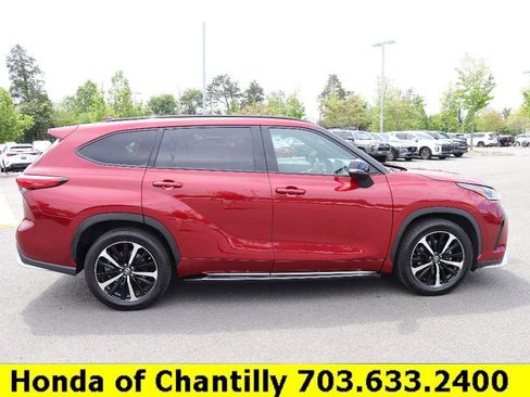 Used 2022 Toyota Highlander XSE FWD image 8