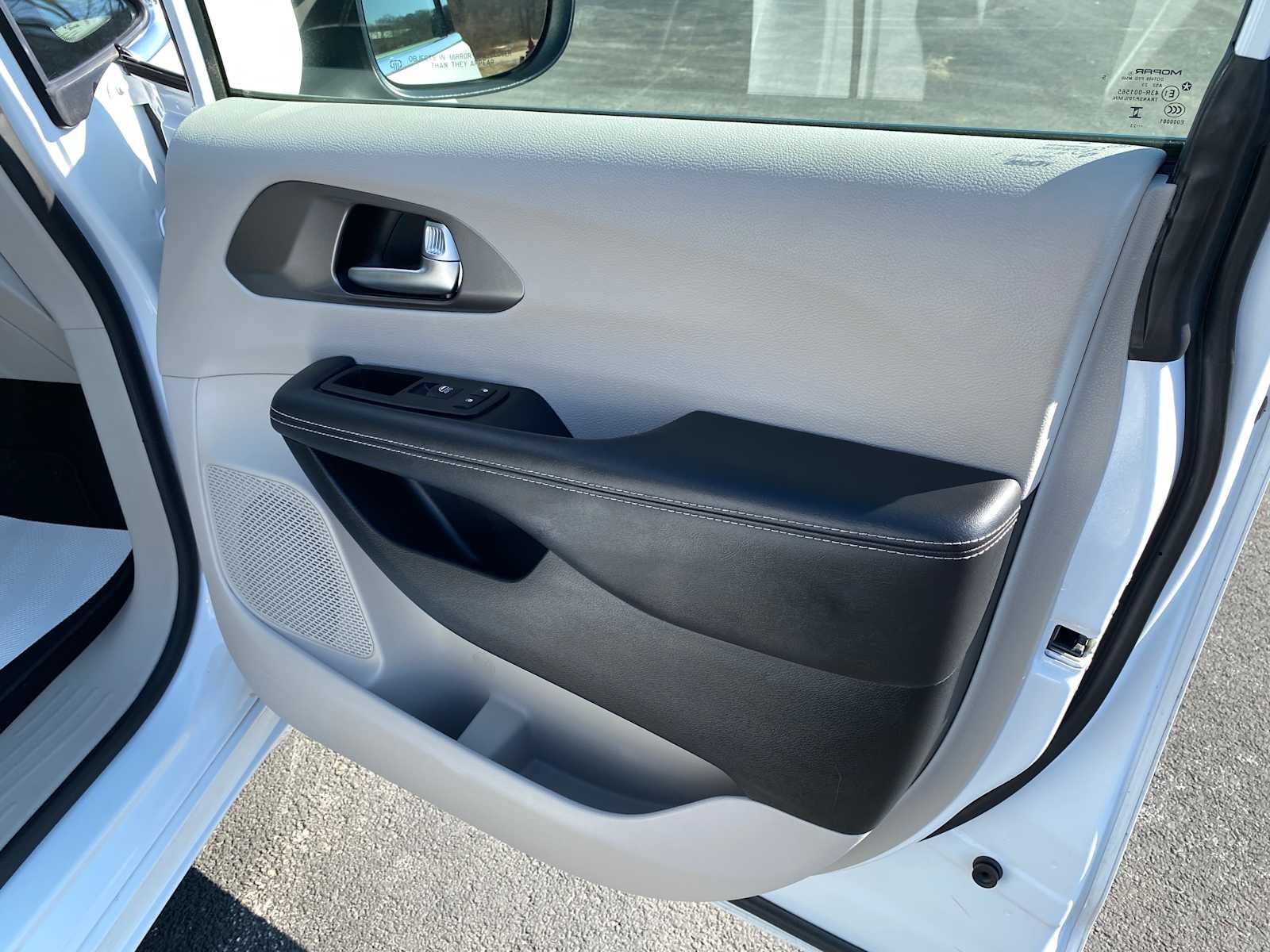Used 2023 Chrysler Pacifica Touring-L FWD image 40