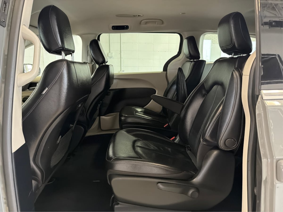 Used 2022 Chrysler Pacifica Touring-L FWD image 10