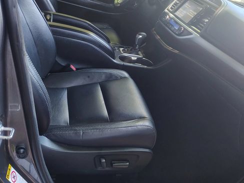 Used 2017 Toyota Highlander XLE AWD/4WD image 24