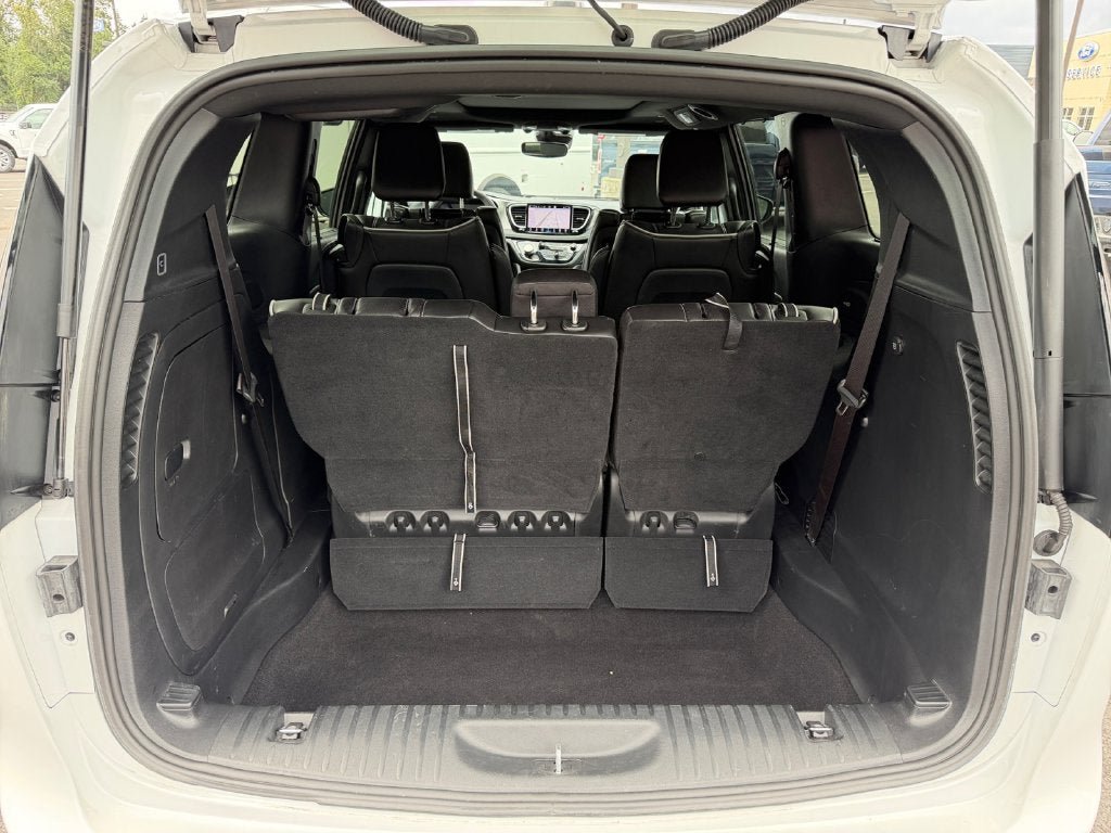 Used 2023 Chrysler Pacifica Limited w/ Uconnect Theater Family Group FWD image 22