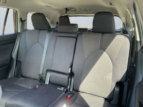 Used 2024 Toyota Highlander LE image 14