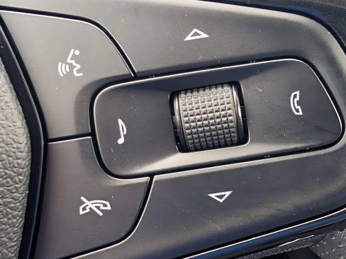 Used 2025 Chevrolet Trax LT FWD image 19