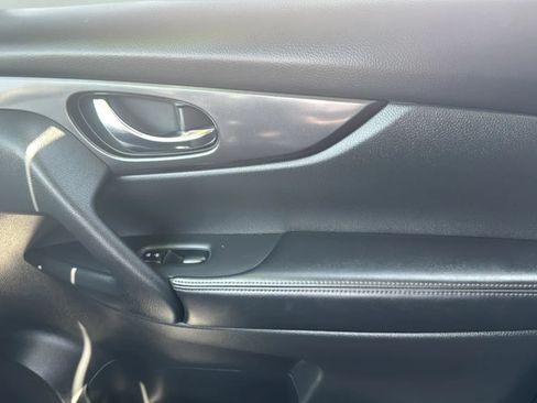 Used 2020 Nissan Rogue SV FWD image 18