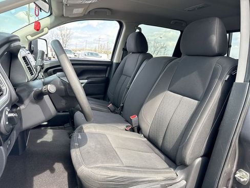 Used 2017 Nissan Titan SV image 11