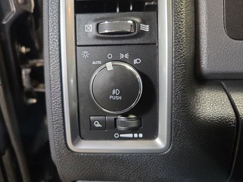 Used 2017 RAM 1500 Classic SLT w/ SLT Plus D￩cor Group image 28