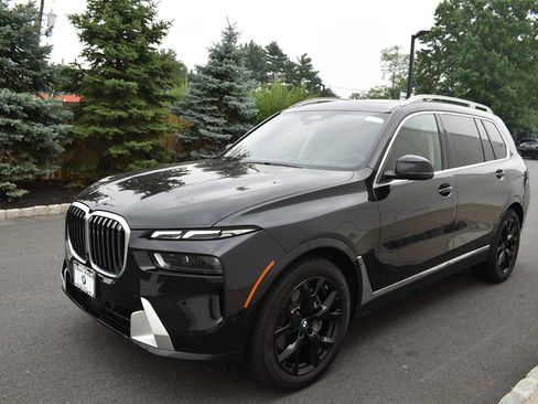 Used 2024 BMW X7 xDrive40i w/ Premium Package AWD/4WD image 3