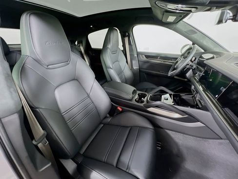 New 2026 Porsche Cayenne Turbo AWD/4WD image 30