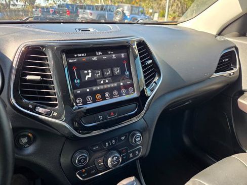 Used 2019 Jeep Cherokee Limited image 22