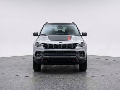 Used 2025 Jeep Compass Trailhawk AWD/4WD image 2