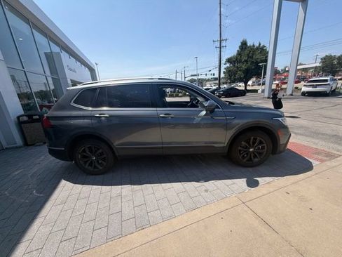 Used 2024 Volkswagen Tiguan SE w/ Panoramic Sunroof Package FWD image 9