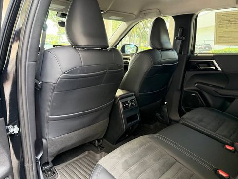 Used 2025 Mitsubishi Outlander SE FWD image 36
