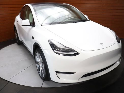 Used 2021 Tesla Model Y Long Range image 17