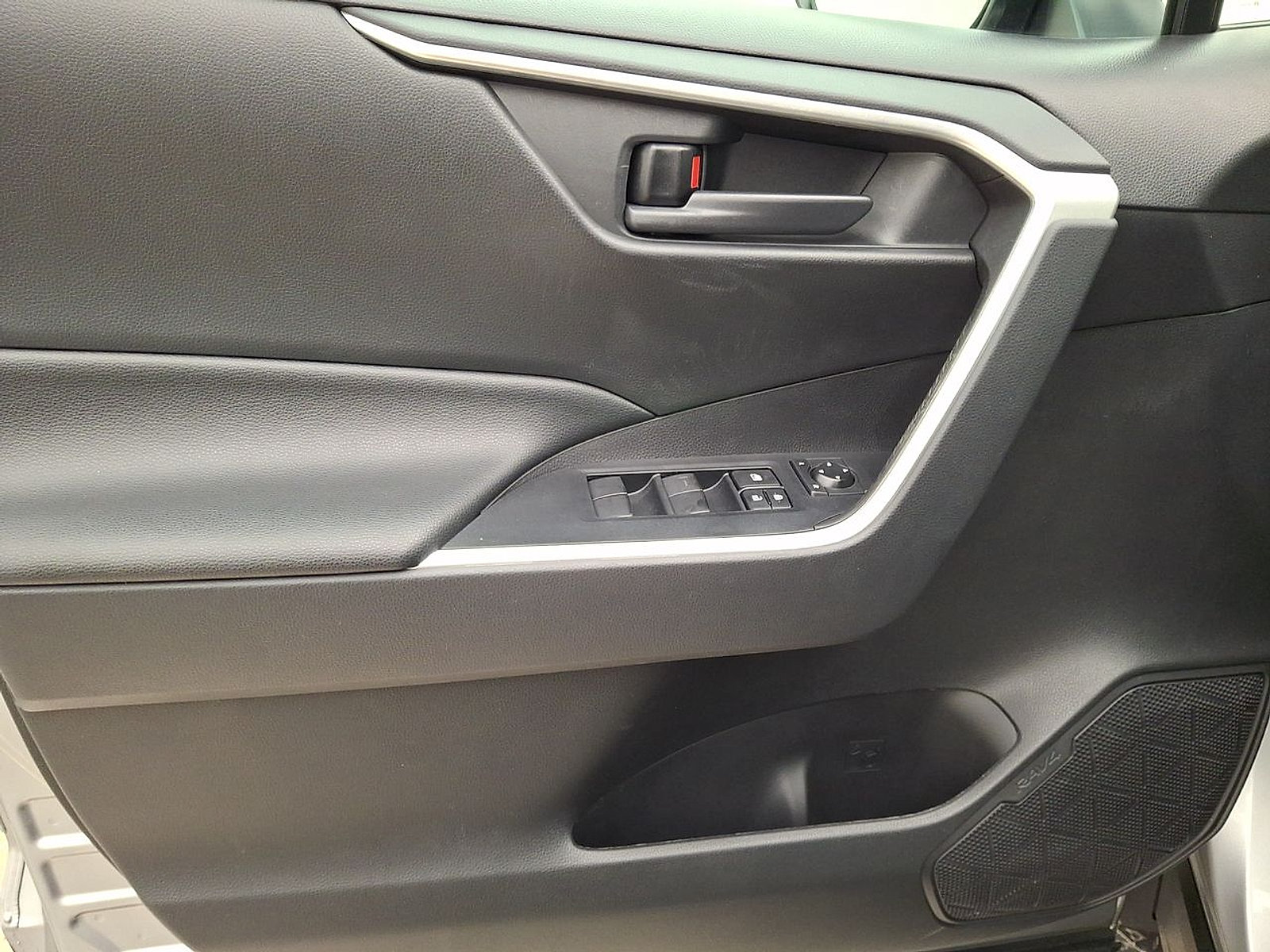 Used 2021 Toyota RAV4 LE AWD/4WD image 13