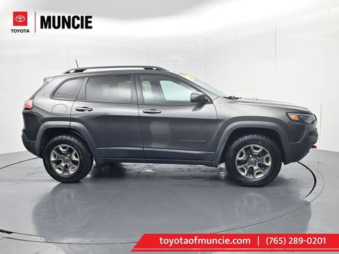 Used 2019 Jeep Cherokee Trailhawk AWD/4WD image 1