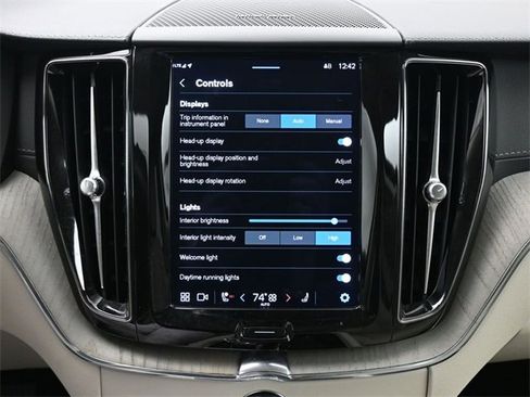 Used 2023 Volvo XC60 B6 Ultimate w/ Climate Package image 19