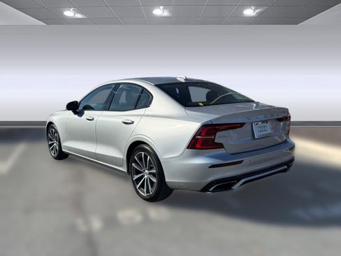 Used 2022 Volvo S60 B5 Momentum image 3