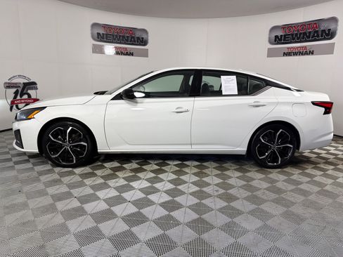 Used 2023 Nissan Altima 2.5 SR FWD image 6