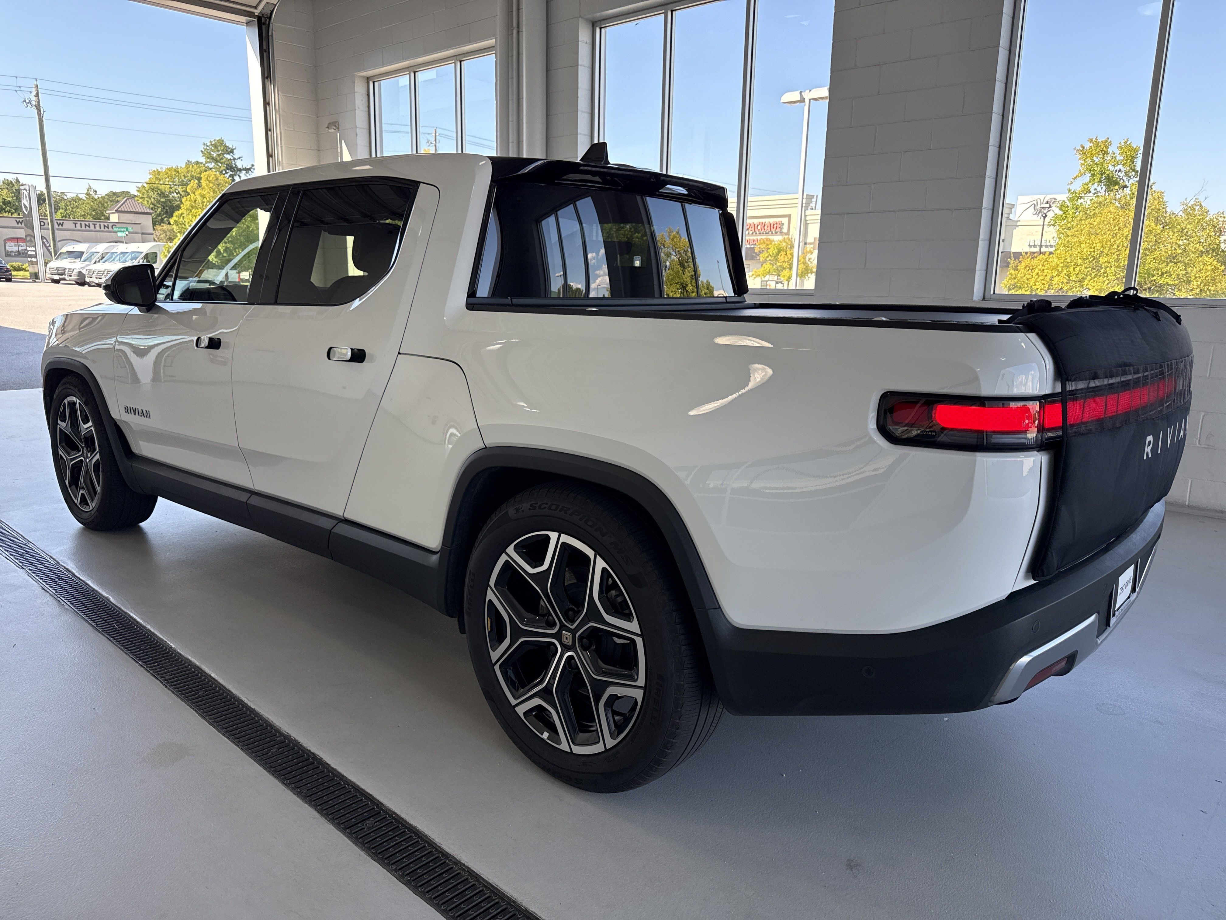 Used 2025 Rivian R1T Adventure Dual AWD/4WD image 8