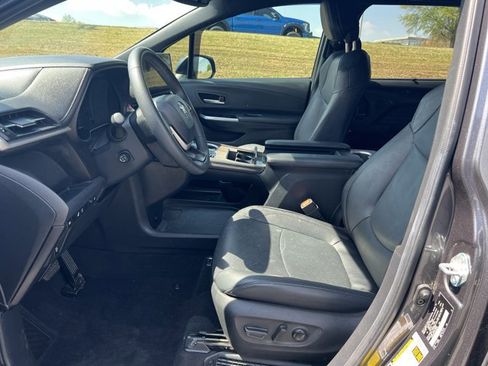 Used 2025 Toyota Sienna Platinum image 10