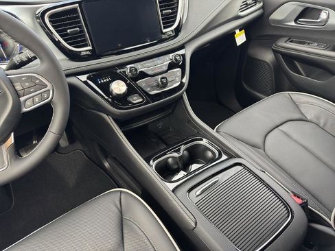 New 2026 Chrysler Pacifica Limited image 10