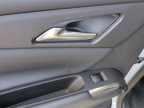 Used 2025 Chevrolet Traverse LT image 14