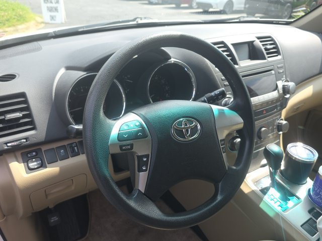 Used 2011 Toyota Highlander 2WD w/ Tech Pkg image 16