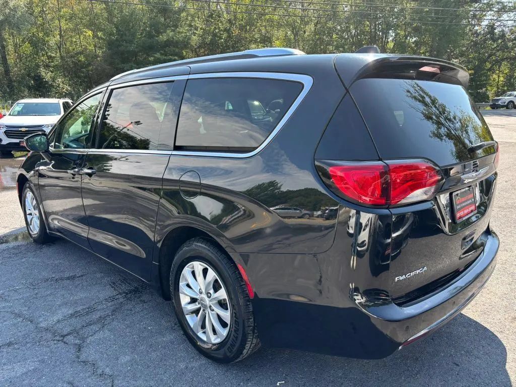 Used 2019 Chrysler Pacifica Touring-L FWD image 6