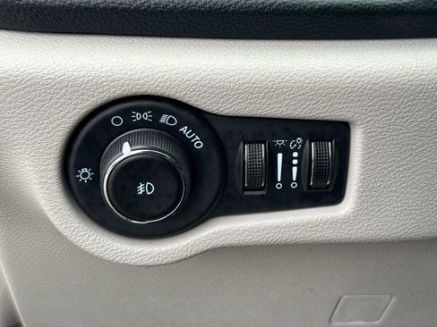 Certified 2023 Chrysler Pacifica Touring-L FWD image 27