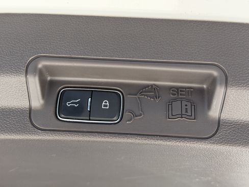 Used 2020 Ford Explorer Platinum w/ Premium Technology Package image 11