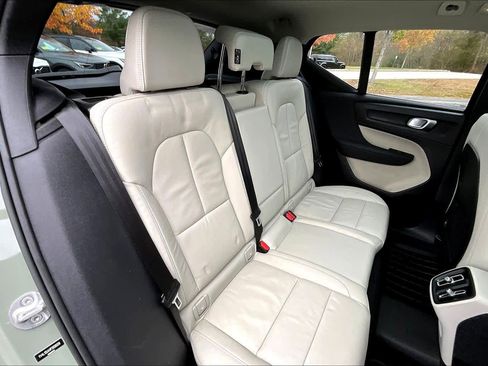 Certified 2023 Volvo XC40 B5 Ultimate w/ Protection Package Premier image 18