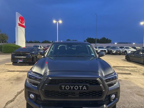 Used 2022 Toyota Tacoma SR5 w/ Technology Package image 1