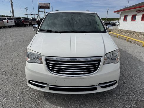 Used 2013 Chrysler Town & Country Touring-L w/ Driver Convenience Group FWD image 8