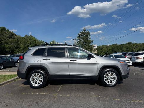 Used 2017 Jeep Cherokee Sport w/ Cold Weather Group AWD/4WD image 4